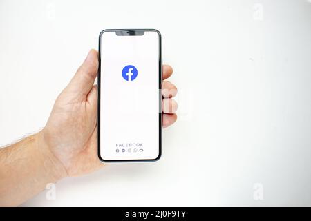 Calgary, Alberta, Kanada. August 15 2020. Eine Person, die ein iPhone 11 Pro Max mit der Facebook App hält Stockfoto