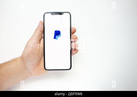 Calgary, Alberta, Kanada. August 15 2020. Eine Person, die ein iPhone 11 Pro Max mit der PayPal App hält Stockfoto