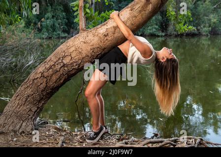 Junge zeitgenössische Tänzerin und Choreographin tanzen im Freien Frau tanzen in der Umgebung. Stockfoto