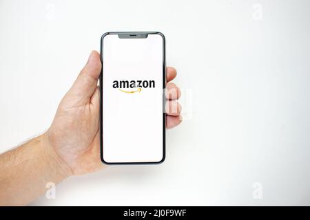 Calgary, Alberta, Kanada. August 15 2020. Eine Person, die ein iPhone 11 Pro Max mit der Amazon App hält Stockfoto