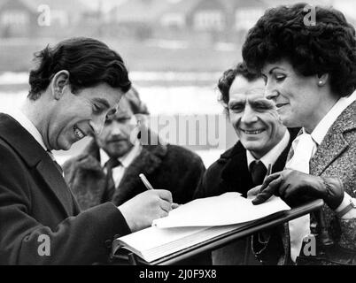 Prinz Charles, der Prinz von Wales während seines Besuchs im Nordosten 19. Februar 1979 - der Prinz unterschreibt das Besucherbuch im Gypsies Green Stadium, South Shields Stockfoto