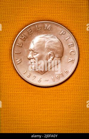 Nahaufnahme eines Ordens, Abzeichen oder einer Medaille aus der DDR-Zeit. Wilhelm Pieck-Münze Stockfoto