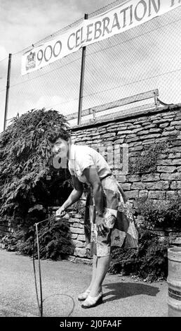 Die Stadt Newcastle 900 Jahre Jubiläumsfeiern 1980 - das Jubiläumsjahr Feiern Sie die Gründung des New Castle im Jahr 1080 durch Robert Curtois, Sohn von William dem Eroberer - Mitglied des Denton Burn Community Center Sheila Myers mit einem gord. 3.. Juni 1980 Stockfoto