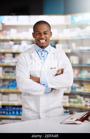 Auf der Suche nach fachkundiger Beratung bin hier genau richtig, um zu helfen. Porträt eines jungen Apothekers, der in einem Chemiker arbeitet. Stockfoto