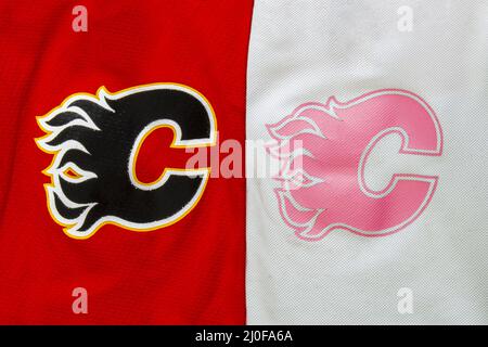 Calgary, Alberta, Kanada. August 23 2020. Nahaufnahme eines NHL Calgary Flames Logos auf einem roten und rosa Hockeytrikot. Stockfoto