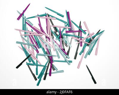 Mehrfarbige Kugelschreiber aus Kunststoff sind zufällig auf weißem Hintergrund verstreut. 3D-Rendering Stockfoto