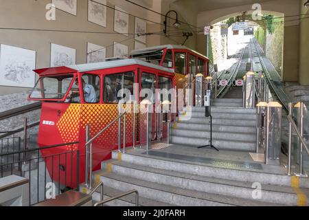 Rote Standseilbahn in der Altstadt von Bergamo Stockfoto