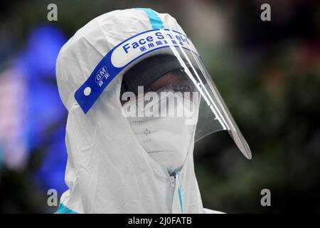 SHENYANG, CHINA - 18. MÄRZ 2022 - Polizeibeamte stehen Wache in der Wartehalle in Shenyang, Provinz Liaoning, China, 18. März 2022. Stockfoto