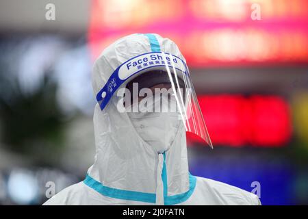 SHENYANG, CHINA - 18. MÄRZ 2022 - Polizeibeamte stehen Wache in der Wartehalle in Shenyang, Provinz Liaoning, China, 18. März 2022. Stockfoto