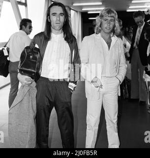 Rick Parfitt (rechts) und Francis Rossi (links) von der Status Quo POP-Gruppe, die aus Miami am Flughafen Heathrow ankommt. 19. Mai 1980. Stockfoto