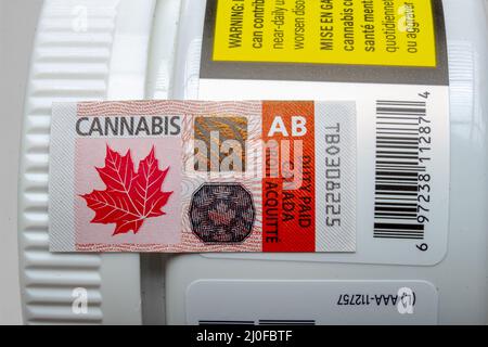 Calgary, Alberta, Kanada. September 02 2020. Eine Makro-Nahaufnahme eines Cannabis-Verbrauchsstempels auf einem Cannabis-Plastikbehälter. Stockfoto