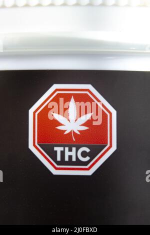 Calgary, Alberta, Kanada. September 02 2020. Makro-Nahaufnahme des standardisierten Cannabis-Symbols auf schwarzem Cannabisbehälter. Stockfoto