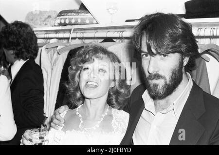 Bild zeigt Dustin Hoffman (links) und Elaine Paige (rechts). Bei einer Party an Bord des Tattershall Castle, die am Victoria Embankment festgemacht wurde, um die Eröffnung von Evita zu feiern, tauchte eine Star-Berühmtheit in Form von Dustin Hoffman auf, um den Star der Show, die von Elaine Paige gezeigt wurde, zu begrüßen. Evita ist ein Musical mit Musik von Andrew Lloyd Webber und Texten von Tim Reis. Sie konzentriert sich auf das Leben der argentinischen politischen Führerin Eva per¿, der zweiten Frau des argentinischen Präsidenten Juan per¿. Die Geschichte folgt Evitas frühem Leben, dem Aufstieg zur Macht, der Wohltätigkeitsarbeit und dem letztendlichen Tod. Aufgenommen am 21.. Juni 1978 Stockfoto