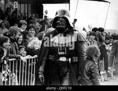 Die Stadt Newcastle 900 Jahre Jubiläumsfeiern 1980 - das Jubiläumsjahr Feiern Sie die Gründung des Neuen Schlosses im Jahr 1080 durch Robert Curtois, Sohn von William dem Eroberer - Darth Vader eröffnet die Fun to Be Young Ausstellung. 24.. Mai 1980 Stockfoto