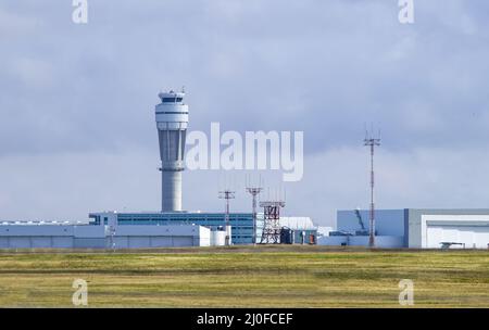 Calgary, Alberta, Kanada. September 12. 2020. Der Kontrollturm am Flughafen Calgary in kanada. Stockfoto