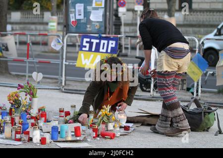 Berlin, Deutschland. 18. März 2022. Protest und Plakate gegen den Krieg in der Ukraine und Kerzen für die Opfer des Krieges in der Ukraine vor der Botschaft der Russischen Föderation unter den Linden in Berlin-Mitte. (Foto: Simone Kuhlmey/Pacific Press) Quelle: Pacific Press Media Production Corp./Alamy Live News Stockfoto