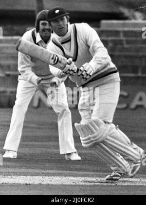 Yorkshire Eröffnungs-Fledermaus Geoff Boykott streicht den Ball zurück an den Bowler während seines Klopfes in Acklam Park heute. 2. Mai 1979. Stockfoto