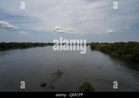 San Marcos Lempa, El Salvador. 18. März 2022. Gesamtansicht des Flusses Lempa. Am 21.. März wird der Weltwaldtag gedenkt, gefolgt vom Weltwassertag, der am 22.. März begangen wird. Beide Termine beabsichtigen, die Bedingungen für Wildtiere zu verbessern und die Kontamination zu verringern, da Probleme mit dem Klimawandel in der wissenschaftlichen Gemeinschaft ein alarmierendes Ausmaß erreichen. Kredit: SOPA Images Limited/Alamy Live Nachrichten Stockfoto