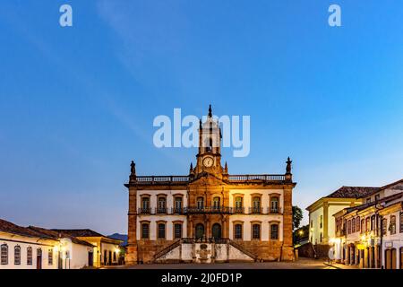 Der Hauptplatz von Ouro Preto mit seinen historischen Gebäuden, Häusern und Denkmälern Stockfoto