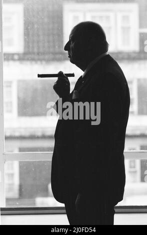 Media Mogul Lew Grade, Leiter des ATV-Fernsehens, raucht an einer seiner Markenzeichen Zigarren. 6.. März 1979. Stockfoto