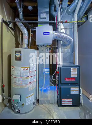 Calgary, Alberta, Kanada. September 21, 2020. Ein Heim Goodman Hocheffizienz Ofen mit Bradford White Wohn-Gas-Warmwasserbereiter Stockfoto