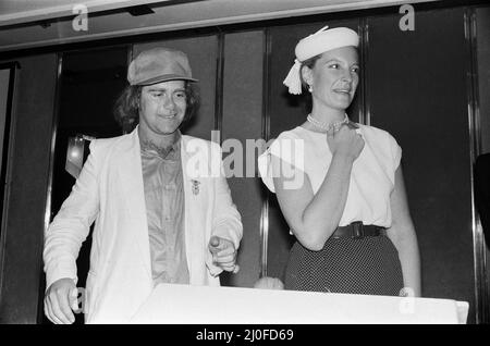 Prinzessin Michael von Kent und Elton John beim Music Therapy Charity Lunch im Intercontinental Hotel in der Park Lane. Elton verlost die Tombola und die Prinzessin überreichte die Preise. Juni 1979. Stockfoto