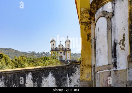 Historische Kirchen in Perspektive im Barock- und Kolonialstil aus dem 18.. Jahrhundert in der Stadt Stockfoto