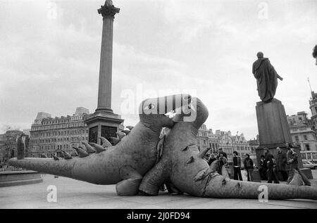 Auf dem Londoner Trafalgar Square kämpfen sich zwei Dinosaurier, die so hoch wie ein Doppeldeckerbus sind. Die Veranstaltung soll die Boys and Girls Exhibition bekannt geben, die am 10.. märz im Alexandra Palace eröffnet wird. Die riesigen lebensgroßen Monster kämpfen im tödlichen Kampf auf der Ausstellung. 6.. März 1979. Stockfoto