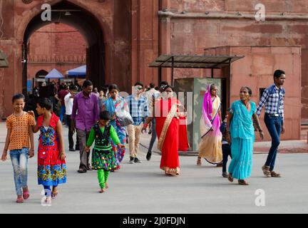 Asiatische Menschen mit bunten Trachten zu Fuß außerhalb des berühmten Roten Fort in Neu Delhi Indien. Stockfoto