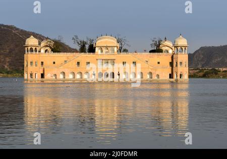 Der Jal Mahal Palast am man Sagar See in Jaipur, Indien Stockfoto