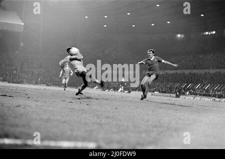 Das Finale des Football League Cup 1978 war das Finale des Eighenth League Cup und wurde zwischen Liverpool und Nottingham Forest ausgetragen. Das erste Spiel führte am 18. März 1978 zu einem Unentschieden von 0:0 im Wembley Stadium. Die Wiederholung fand vier Tage später bei Old Trafford und sah John Robertson nach einem Foul von Phil Thompson auf John O'Hare vom Strafpunkt aus Punkten, Welche TV-Replays bestätigt wurden, lag tatsächlich außerhalb des Strafbereichs.(Bild) Ray Kennedy hat einen Torschuss, während Viv Anderson versucht, seine Bemühungen zu blockieren. Stockfoto