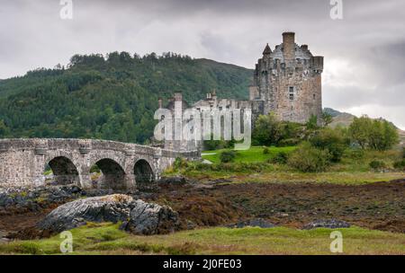 Das berühmte Eilean Donan Castle im See von Loch Alsh in den schottischen Highlands. Stockfoto