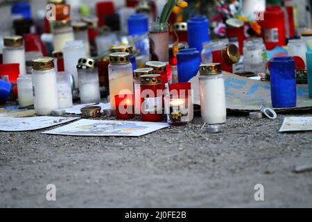 Berlin, Mitte, Deutschland. 18. März 2022. Protest und Plakate gegen den Krieg in der Ukraine und Kerzen für die Opfer des Krieges in der Ukraine vor der Botschaft der Russischen Föderation unter den Linden in Berlin-Mitte. Stockfoto