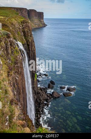 Die berühmten Kilt Rock mit dem Mealt fällt auf der Isle of Skye in den Highlands von Schottland Stockfoto