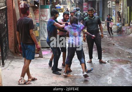 Delhi, Indien. 18. März 2022. Junge Jungen genießen holi. Holi ist das beliebte alte hinduistische Fest, das auch als Frühlingsfest oder das Fest der Farben oder das Fest der Liebe bekannt ist. Das Festival feiert die ewige und göttliche Liebe von Radha Krishna (Foto: Indraneel Sen/Pacific Press) Quelle: Pacific Press Media Production Corp./Alamy Live News Stockfoto