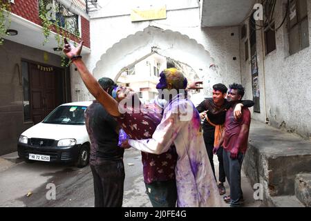 Delhi, Indien. 18. März 2022. Der große Genuss von holi unter diesen beiden Personen. Holi ist das beliebte alte hinduistische Fest, das auch als Frühlingsfest oder das Fest der Farben oder das Fest der Liebe bekannt ist. Das Festival feiert die ewige und göttliche Liebe von Radha Krishna (Foto: Indraneel Sen/Pacific Press) Quelle: Pacific Press Media Production Corp./Alamy Live News Stockfoto