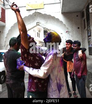 Delhi, Indien. 18. März 2022. Der große holi Genuss für diese beiden Personen. Holi ist das beliebte alte hinduistische Fest, das auch als Frühlingsfest oder das Fest der Farben oder das Fest der Liebe bekannt ist. Das Festival feiert die ewige und göttliche Liebe von Radha Krishna (Foto: Indraneel Sen/Pacific Press) Quelle: Pacific Press Media Production Corp./Alamy Live News Stockfoto