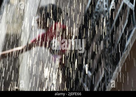 Delhi, Indien. 18. März 2022. Eifriger Anhänger in holi-Wasser getränkt. Holi ist das beliebte alte hinduistische Fest, das auch als Frühlingsfest oder das Fest der Farben oder das Fest der Liebe bekannt ist. Das Festival feiert die ewige und göttliche Liebe von Radha Krishna (Foto: Indraneel Sen/Pacific Press) Quelle: Pacific Press Media Production Corp./Alamy Live News Stockfoto