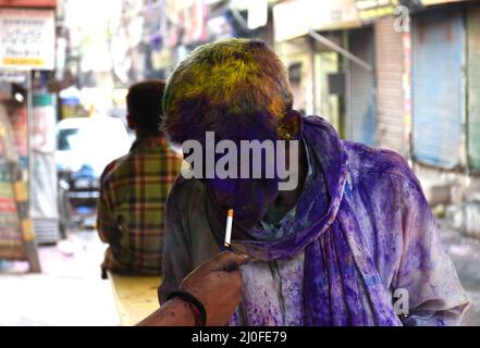 Delhi, Indien. 18. März 2022. Eine Zigarette während der holi-Pause.Holi ist das beliebte alte hinduistische Fest, das auch als das Frühlingsfest oder das Fest der Farben oder das Fest der Liebe bekannt ist. Das Festival feiert die ewige und göttliche Liebe von Radha Krishna (Foto: Indraneel Sen/Pacific Press) Quelle: Pacific Press Media Production Corp./Alamy Live News Stockfoto