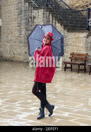 Junge Frau im Regen stehen Stockfoto