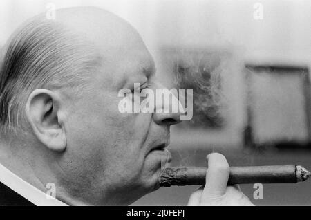 Media Mogul Lew Grade, Leiter des ATV-Fernsehens, raucht an einer seiner Markenzeichen Zigarren. 6.. März 1979. Stockfoto