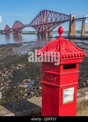 Britische Postbox Und Forth Bridge Stockfoto