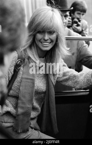 US-Schauspielerin Farrah Fawcett Majors, fotografiert während eines Besuchs in London im Januar 1979. Bild beim Einsteigen in das Fahrzeug Stockfoto