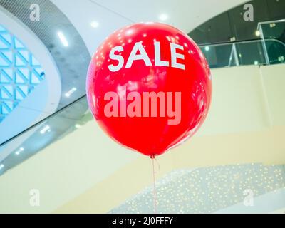 Leuchtend rote Heißluftballon mit weißen Schriftzug Verkauf in Das Einkaufszentrum Stockfoto