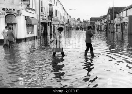 Cardiff Hochwasser 1979, unser Bild zeigt ... überflutete Hauptstraße, Cowbridge Road East, Cardiff, Donnerstag, 27.. Dezember 1979. Stockfoto