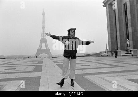 Elton John in Paris vor dem Eiffelturm. Seinen Besuch in Paris war ein Konzert zu spielen. 21. Februar 1979. Elton John dargestellt in Paris vor dem Eiffelturm. Seinen Besuch in Paris war ein Konzert zu spielen. 21. Februar 1979. Stockfoto