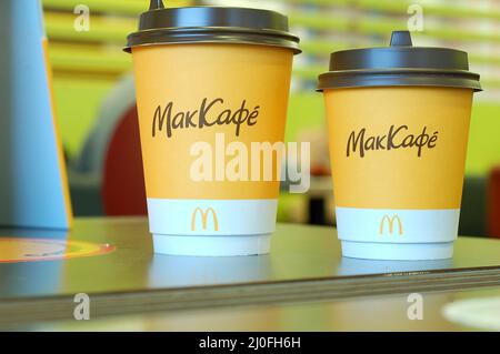 McDonald's zwei Gläser Kaffee groß und klein Stockfoto