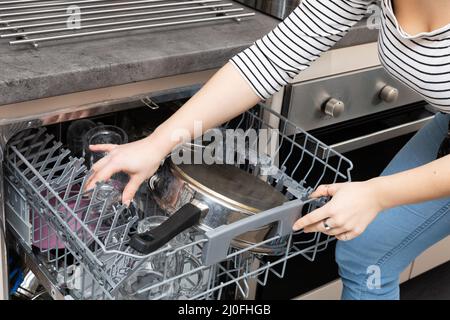 Betrieb des Geschirrspülers nach Ablauf des Programms, d. h. Entfernen des abgewaschenen Geschirrs aus dem Gerät. Stockfoto