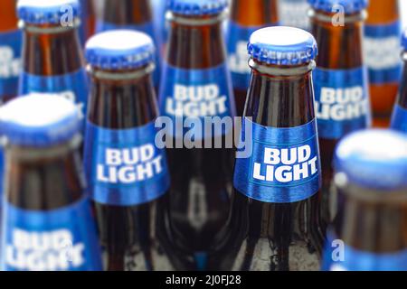 Calgary, Alberta, Kanada. Oktober 16 2020. Selektiver Fokus auf eine Bud Light Bierflasche. Stockfoto