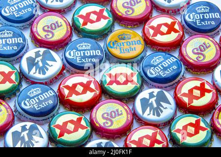 Calgary, Alberta, Kanada. Oktober 25, 2020. Beliebte mexikanische Bierdeckel auf klarem Hintergrund. Corona Extra, Corona Light, Dos Equis A Stockfoto